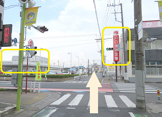 ４・右手に川口信用金庫、左手にホンダがある蒲生駅入口の信号を渡ります
