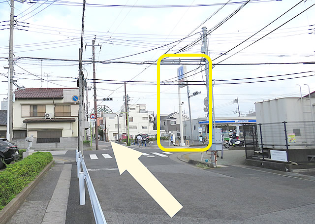 ５・右手にローソンがある信号を渡り、中央通り商店街を真っすぐ進みます